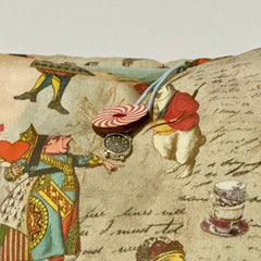 Funda de libro Alicia en el País de las Maravillas en tonos beige