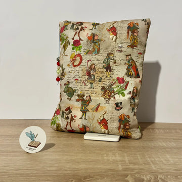 Funda de libro Alicia en el País de las Maravillas en tonos beige