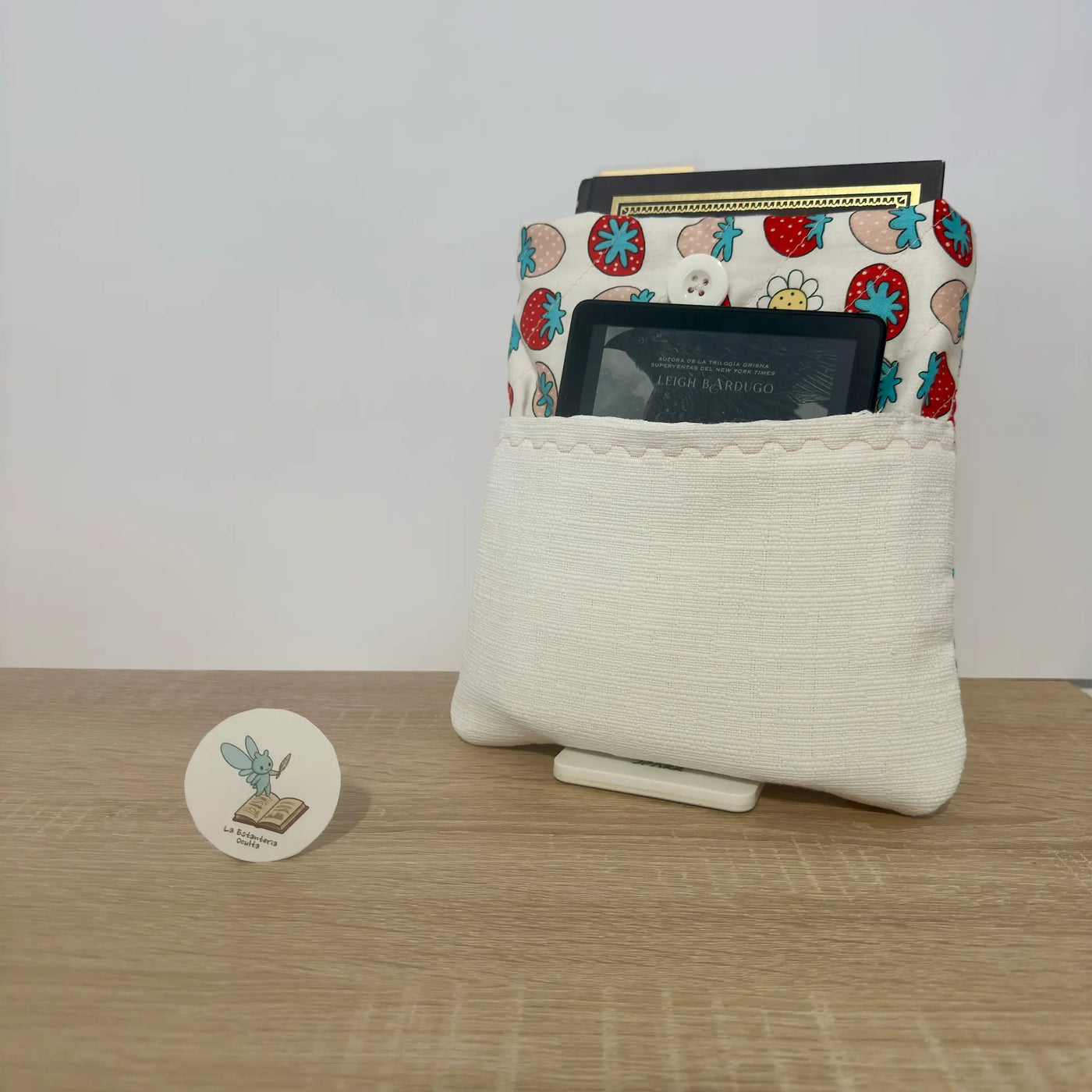 Funda de tela con estampado de fresas y bolsillo