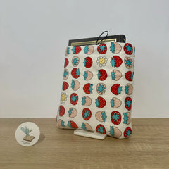 Funda de tela con estampado de fresas y bolsillo