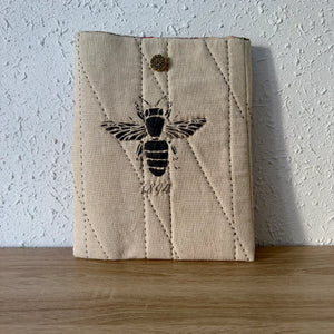 Funda de tela para libros artesanal · Abeja 1894