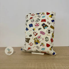 Funda de tela para libros hecha a mano con estampado de osos con ropa
