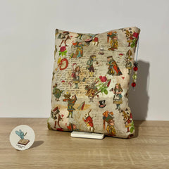 Funda de libro Alicia en el País de las Maravillas en tonos beige